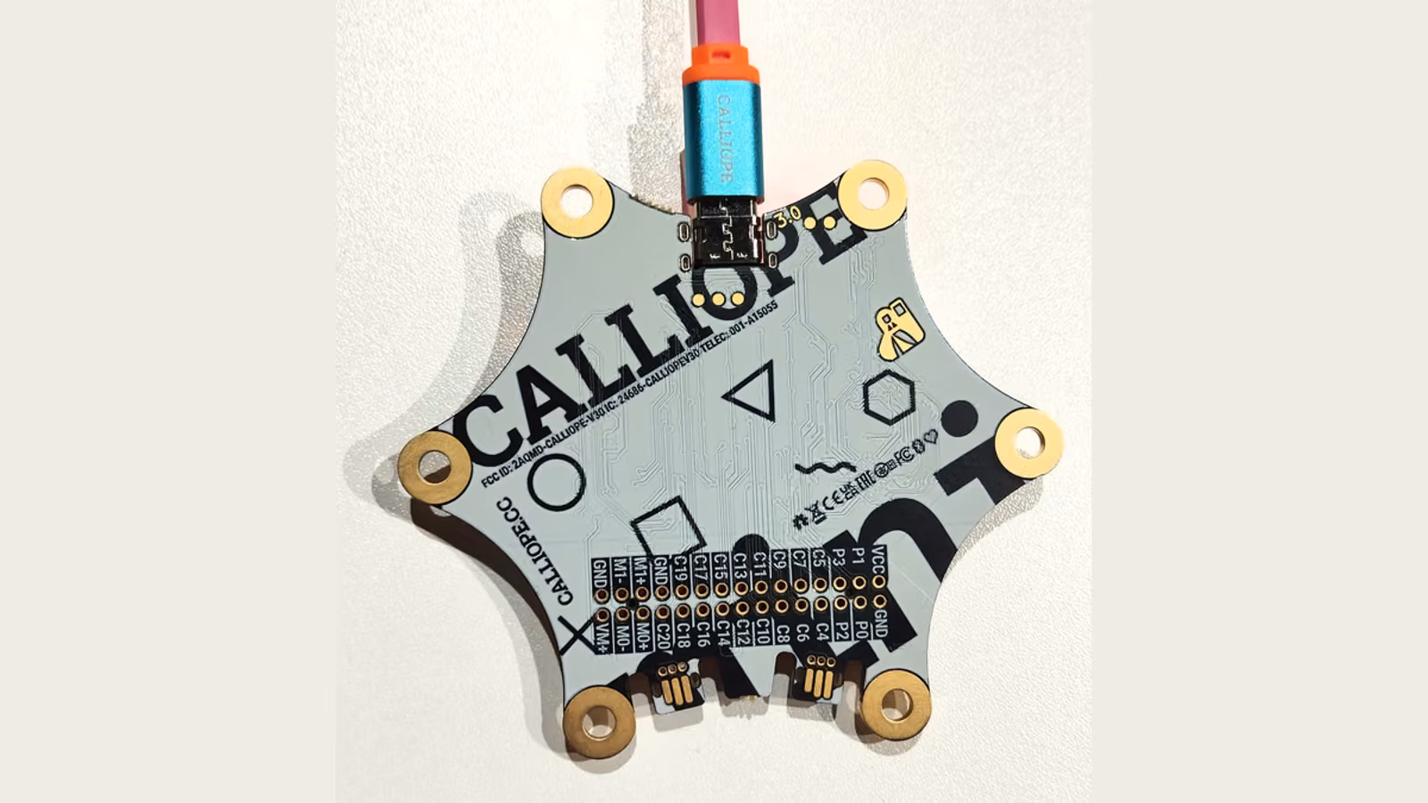 The back of a real Calliope mini 3, including its extension connections
